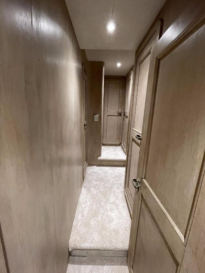 Hotel Yacht Sotavento Сант Адриа де Бесос Екстериор снимка